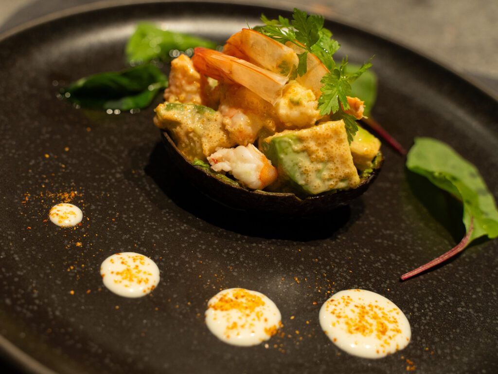 えびとアボカドの明太子ソース和え