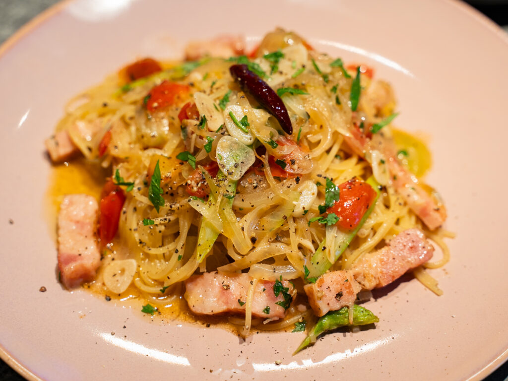 ベーコンとプチトマトのペペロンチーノ